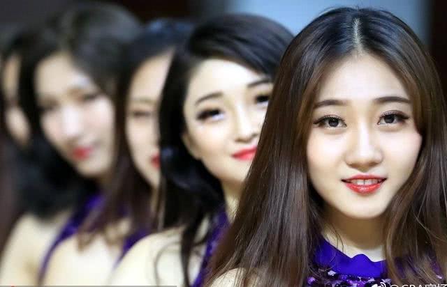 超高颜值啦啦队的员,助力辽宁本钢男篮首胜!