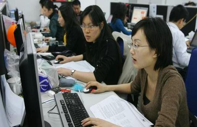 90后女子熬夜加班3天,深夜2点发朋友圈,老板评