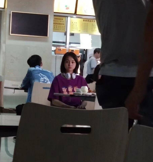 郑爽北工大拍戏被偶遇,一个细节疯狂圈粉,网友