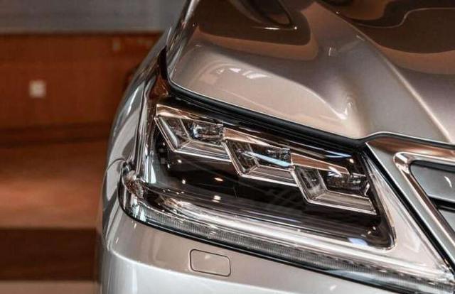 30岁成功男人的象征, 8缸367匹马力澎拜动力, 不买卡宴排队买它