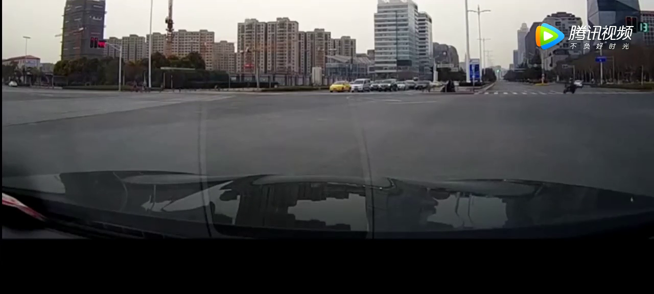 情侣骑电动车，撞上大众途观，记录仪拍下女友狼狈的一幕