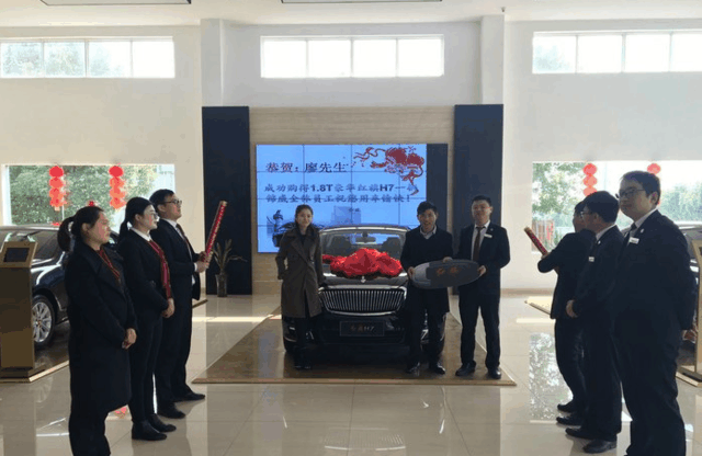 农村小伙通过自己努力, 买了人生首辆红旗轿车, 现场相当隆重