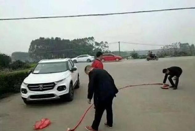 小伙子辛苦赚钱买了车，想放个鞭炮庆祝，意料之外的把车给炸了！