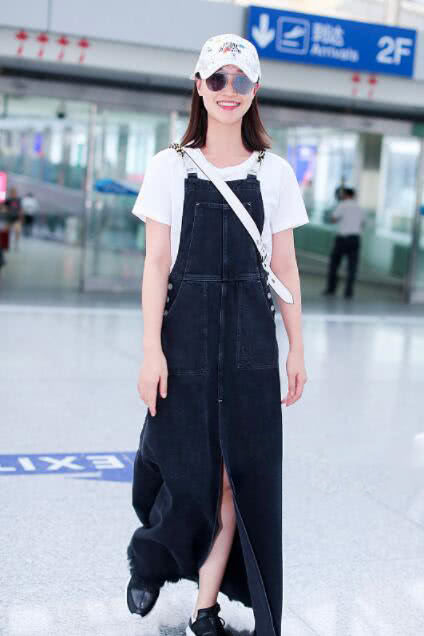 28岁蓝盈莹大脚丫看不到了,黑色背带裙盖住了