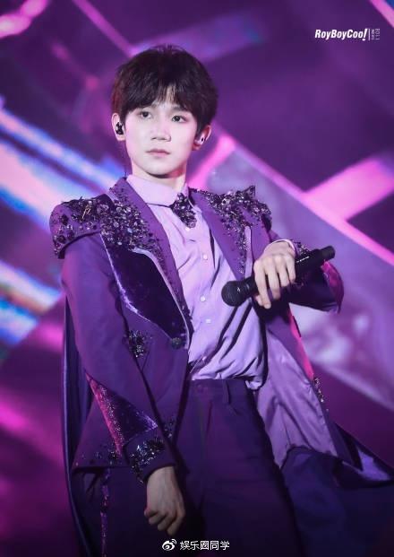 王源眼睛受伤?TFBOYS五周年演唱会的激光笔