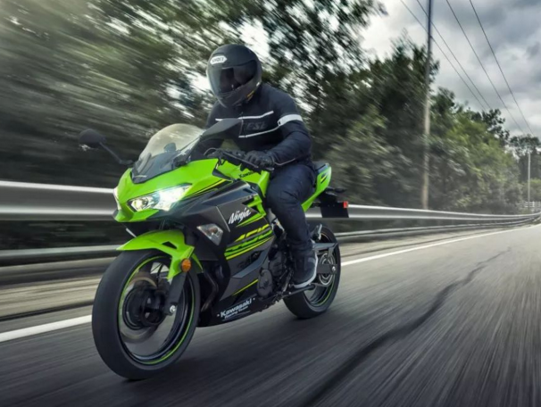 4.98万元,川崎忍者400正式上市,马力保留45匹