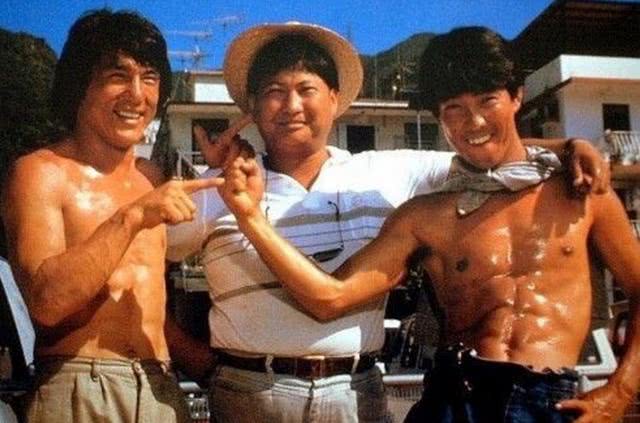 为什么成龙国际地位那么高,在洪金宝面前却毕恭毕敬?