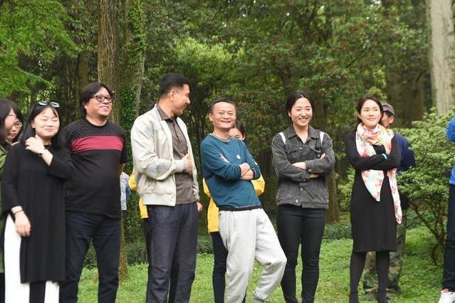 看看刘强东、马云和雷军衣锦还乡的方式，你更喜欢那种呢?