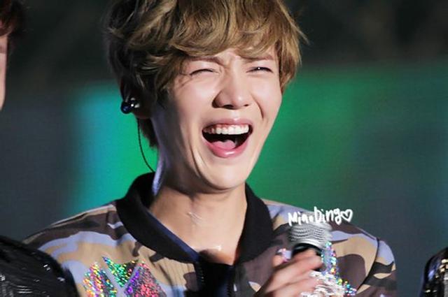 明星大笑瞬间，有人形象全毁，尽显老态，也有人依然美丽