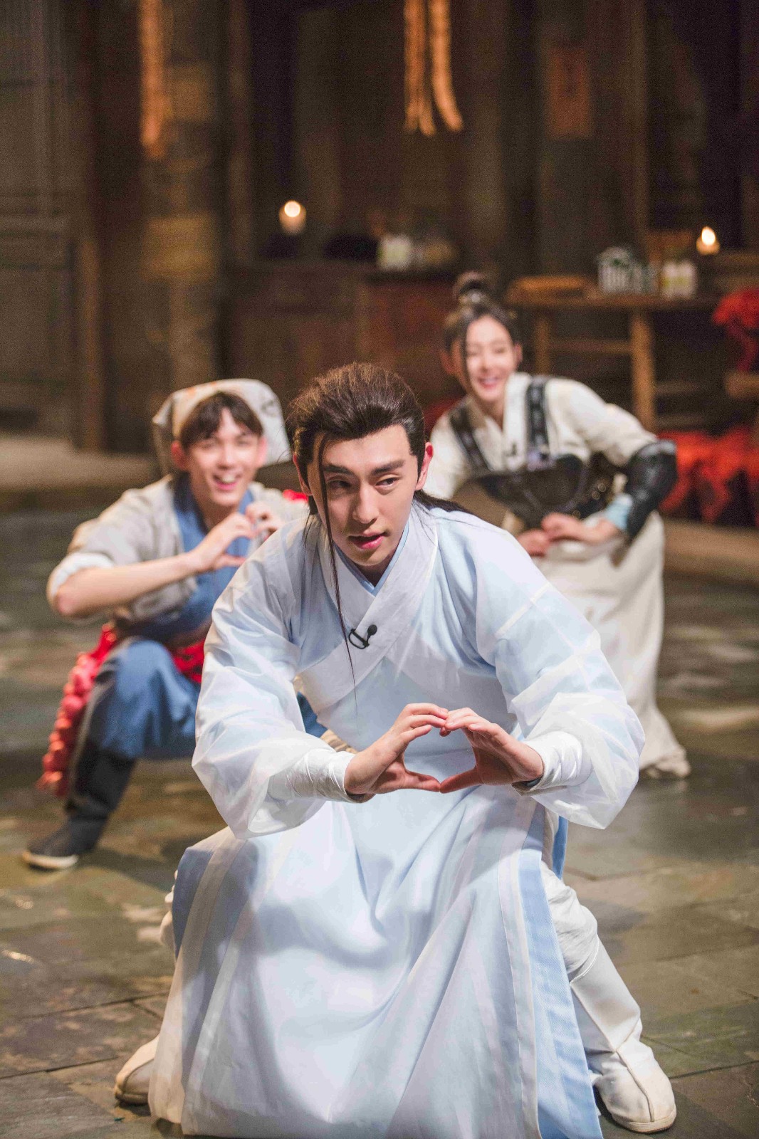 《我是大侦探》邓伦放大招 花式比心功魔性洗脑