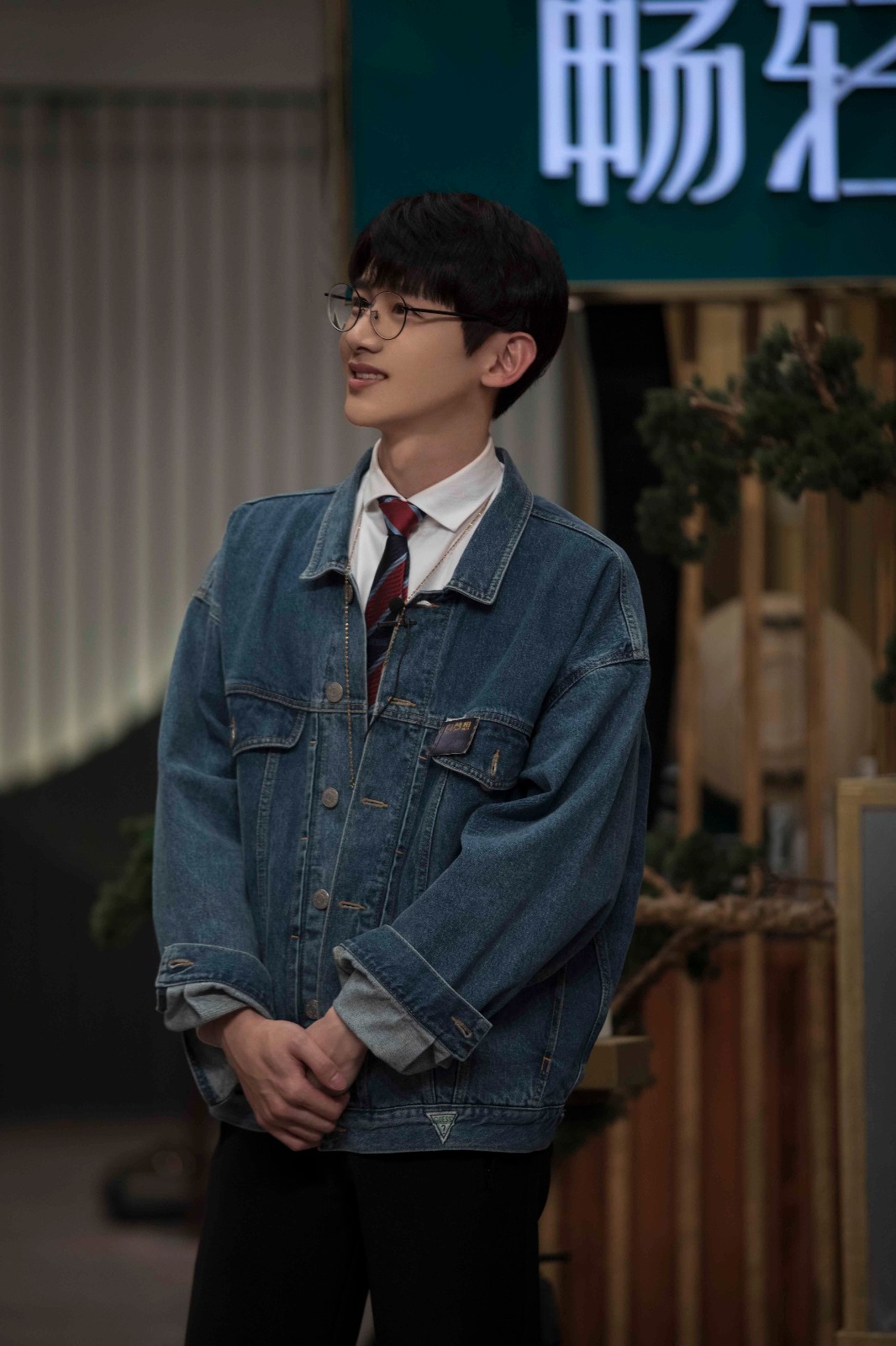 《我是大侦探》白敬亭手持金斧帅气现身 与何