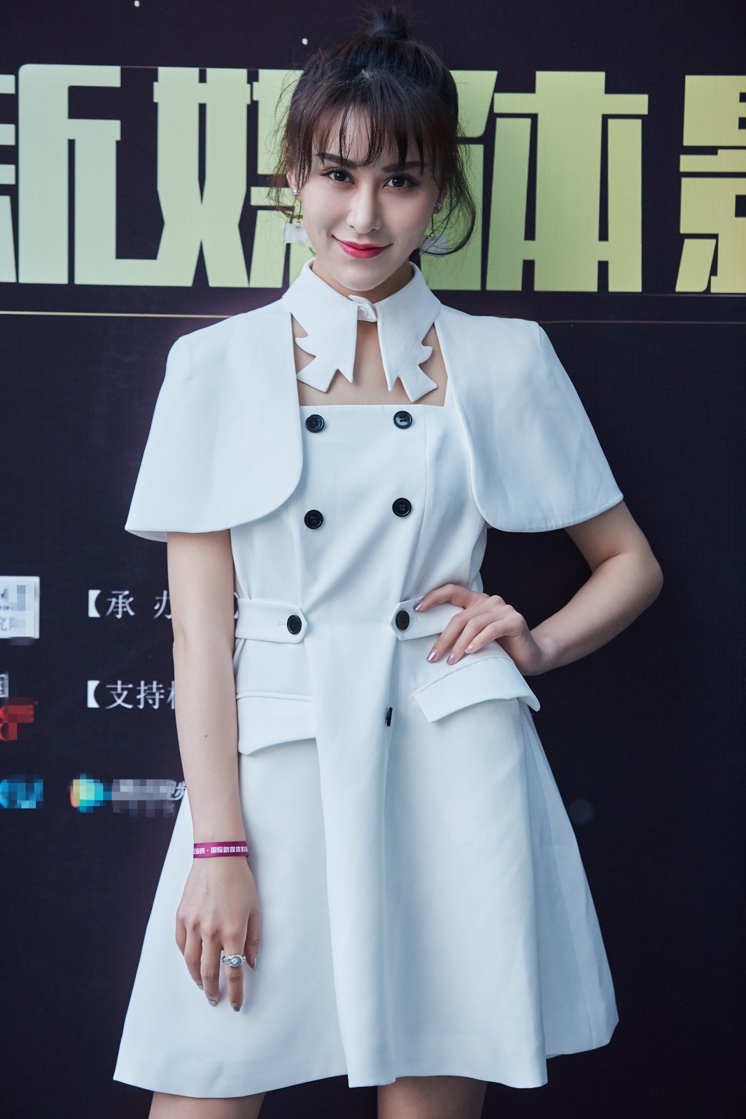 邵星颖少女风亮相盛典 复古斗篷迷你裙吸睛