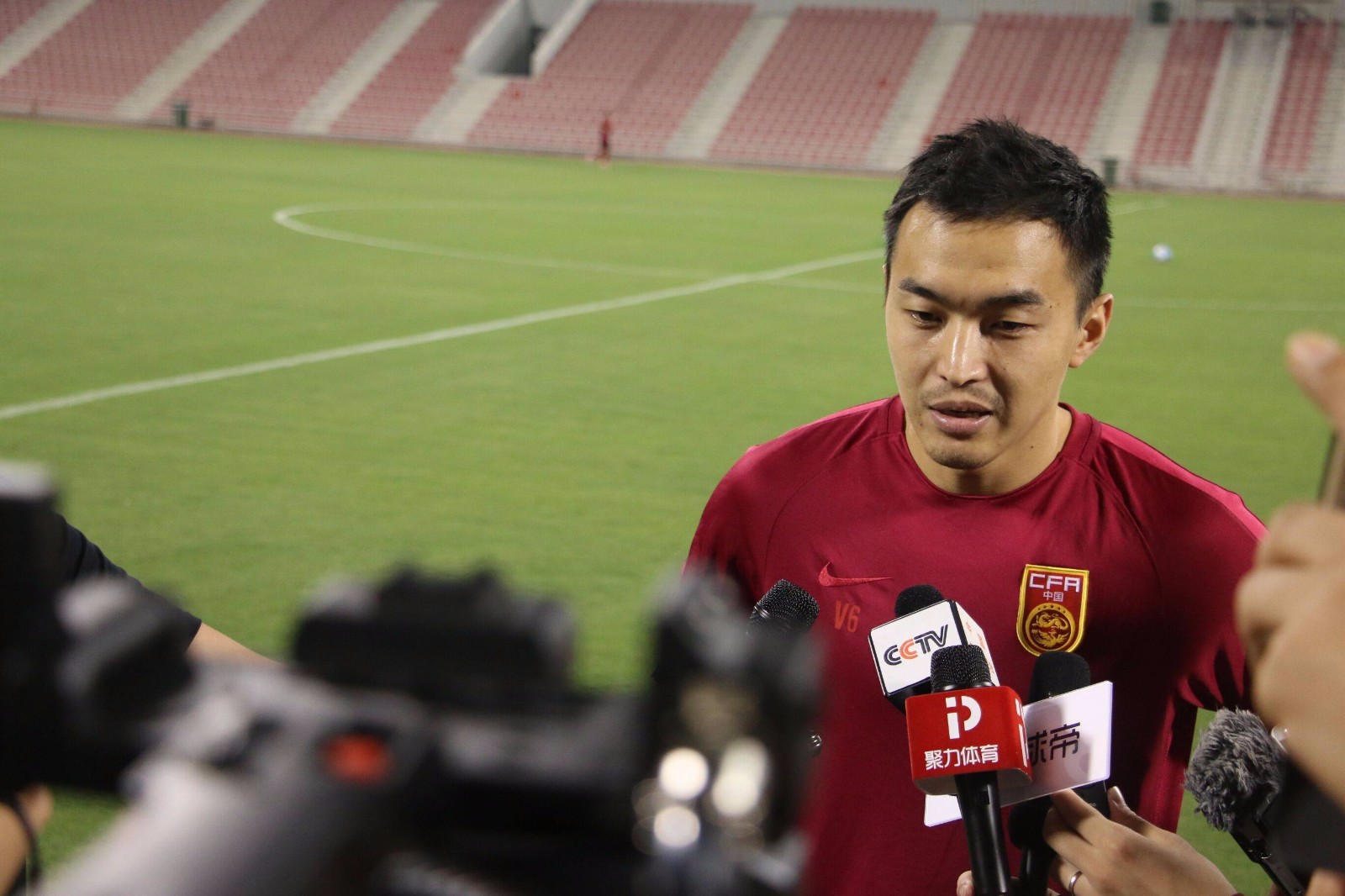 国足队长再次回应质疑:愿世界多一些善良!球迷