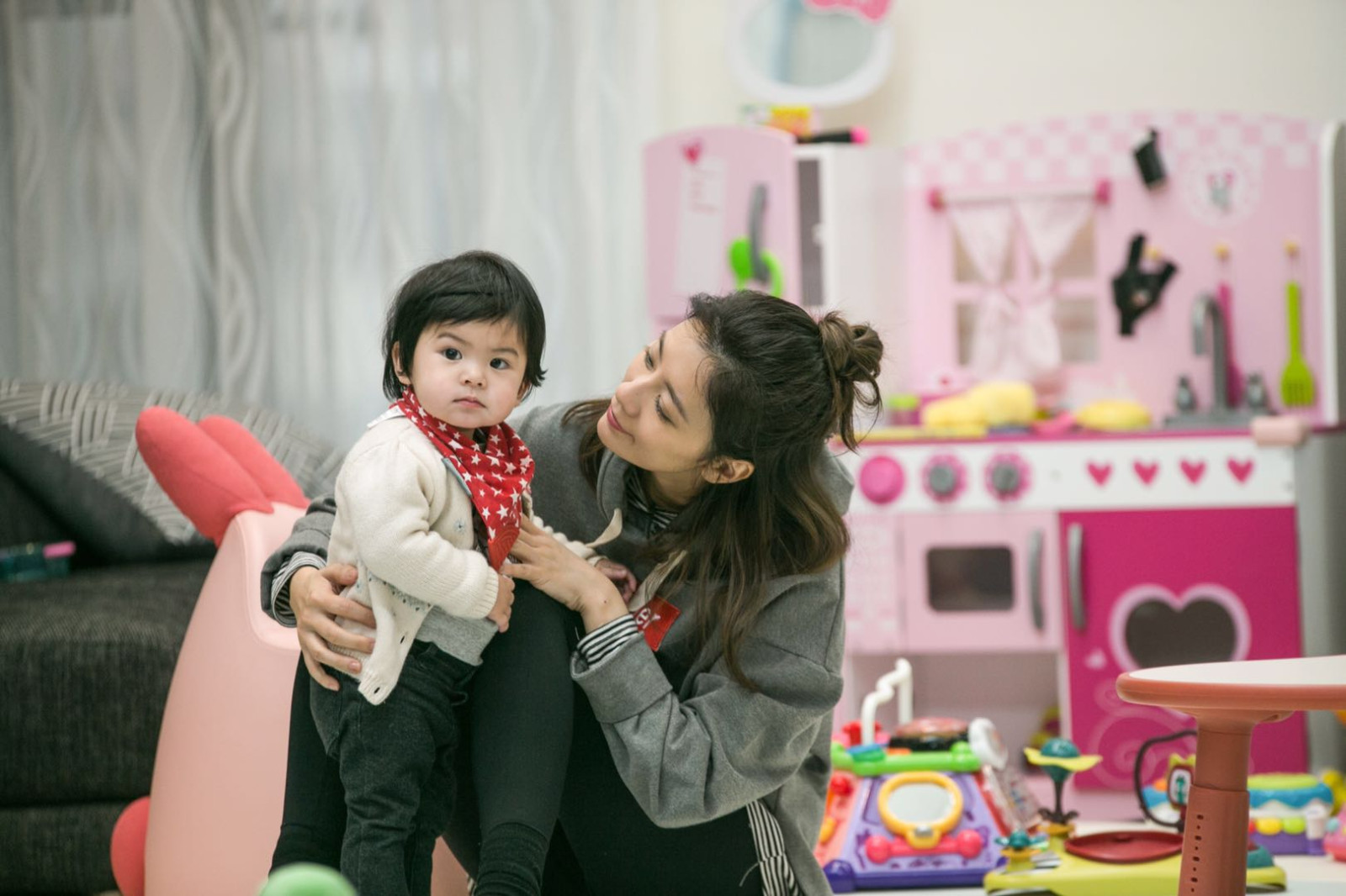 《妈超3》贾静雯带俩娃崩溃大哭 霍思燕自嘲像