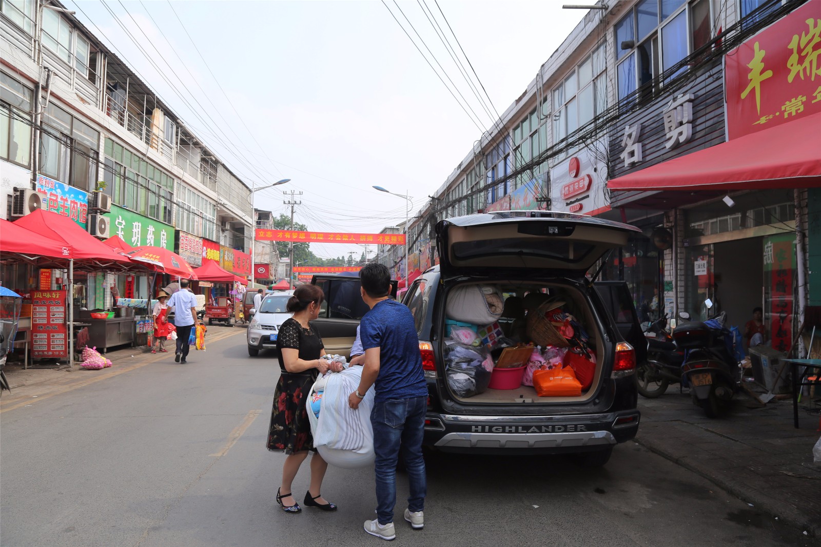 高考生离校出租房空置 房东校门口排队等租客