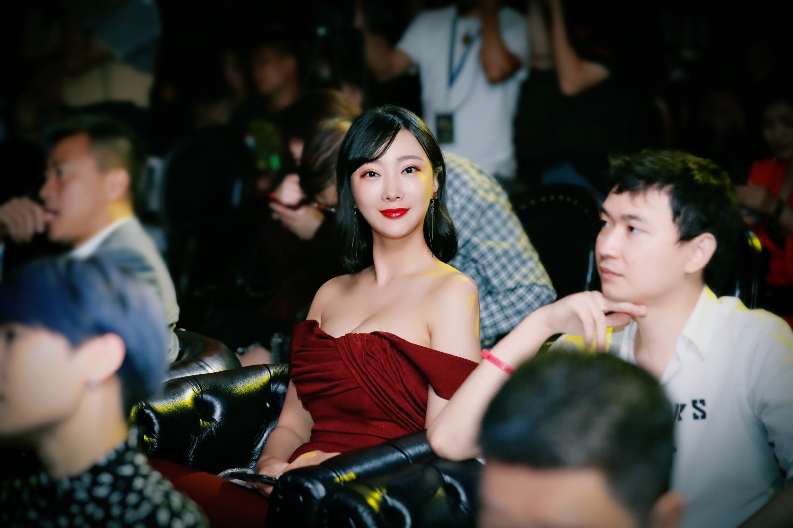 王李丹妮写真胸部是永恒的焦点（4/12） - 图片 - 名腿网