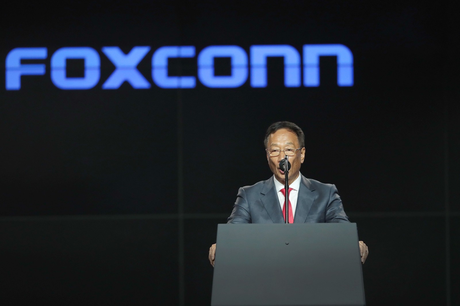 特朗普为啥给富士康郭台铭站台铲土,却对本土