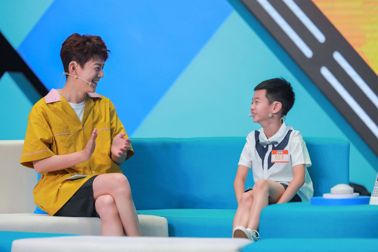 大拇哥何炅20年容颜不老 再主持少儿节目《童