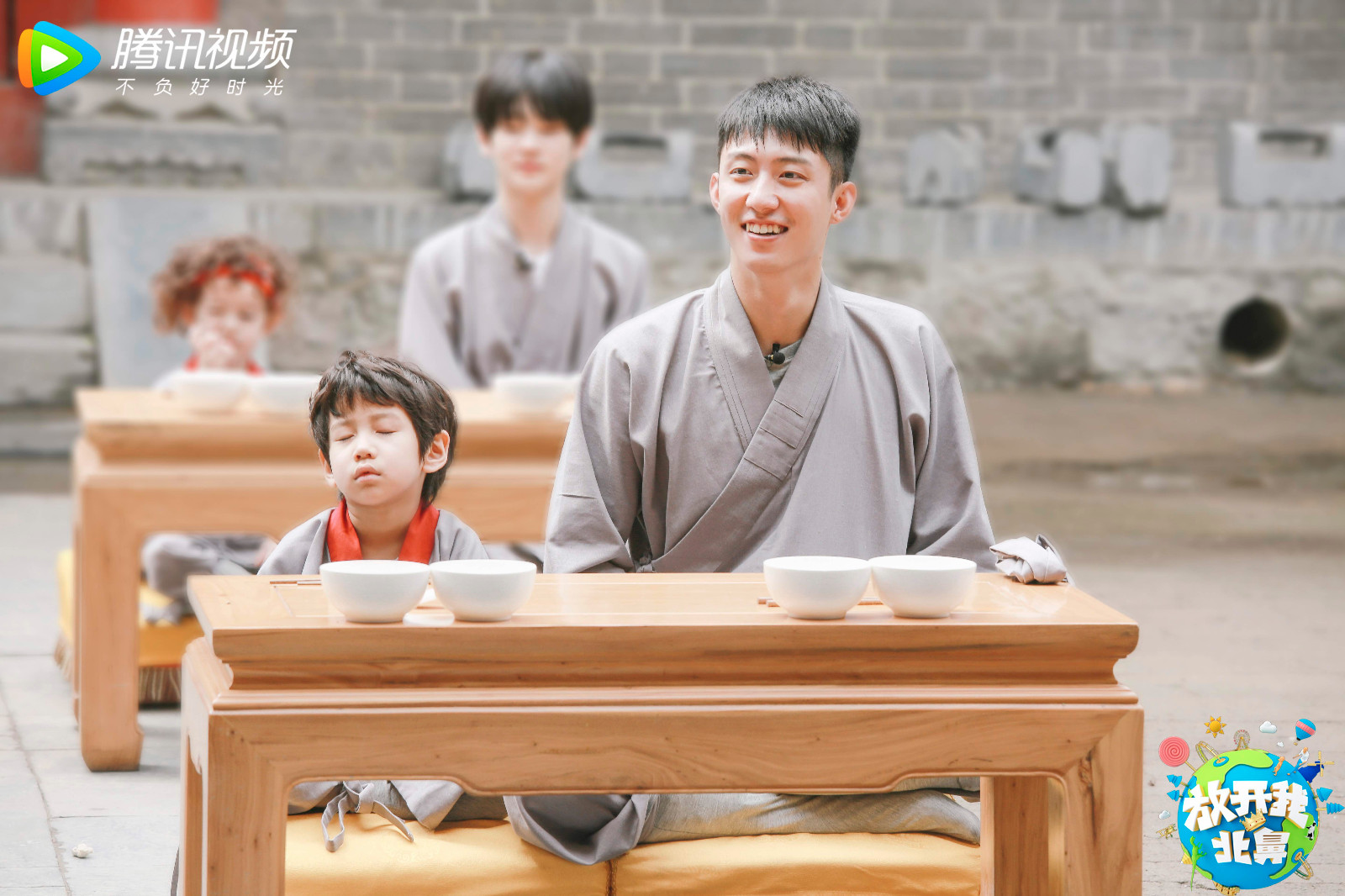 黄景瑜少林寺苦练功夫 豪豪探班拍戏现场