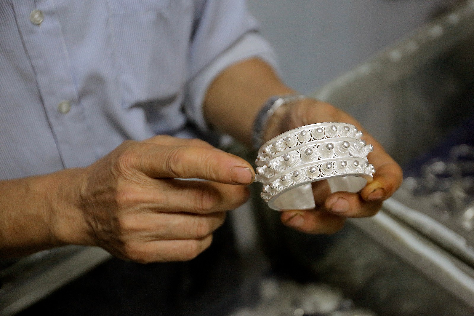 穿戴在身上的白银图腾 传承千年的苗族银饰