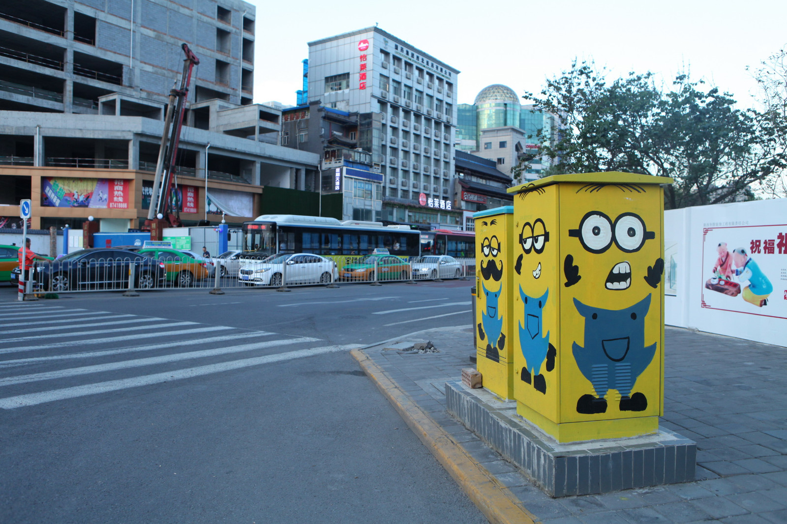 西安和平路变身涂鸦一条街 连公共设施都萌萌哒