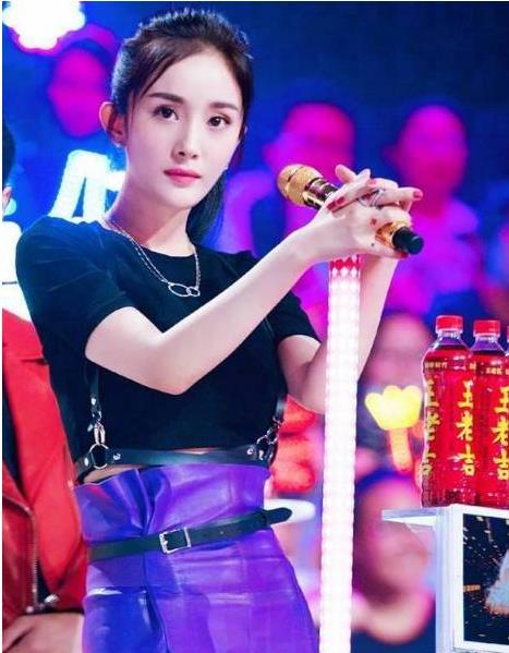 董洁撞衫杨幂,穿同款紫色衣服谁更美?