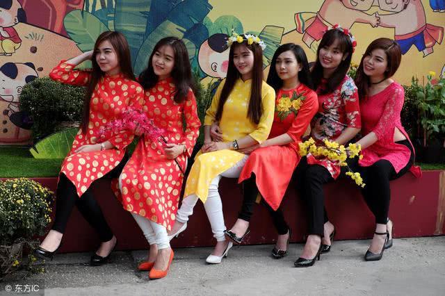 每天来往中越边境的越南姑娘，到底靠什么赚钱?