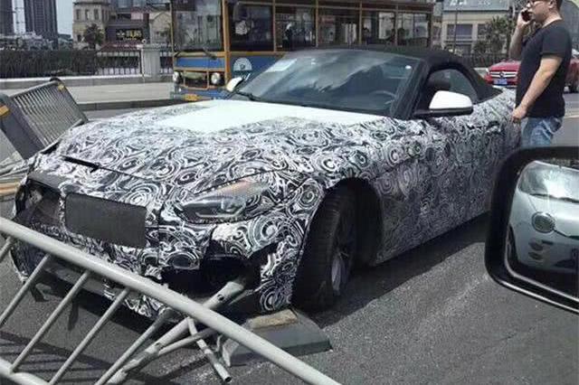 宝马Z4谍照曝光，却惨遭国内首撞，网友：这栏杆比维修费都贵！