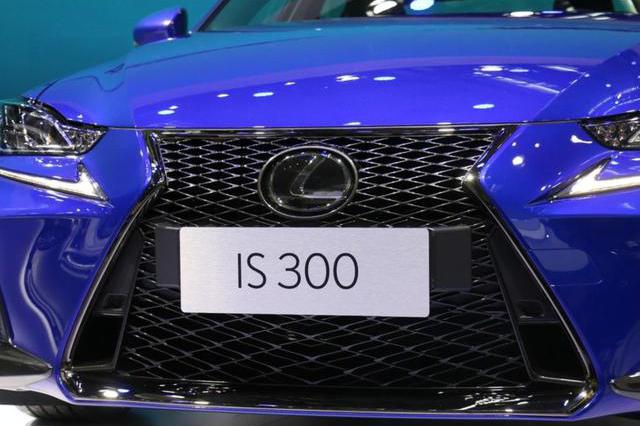 驾驶体验突出，后排空间储物差，雷克萨斯IS质价比太低？全系脚刹