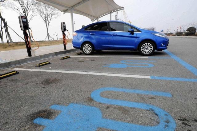 购买新能源车，是买纯电动还是插电混动划算？