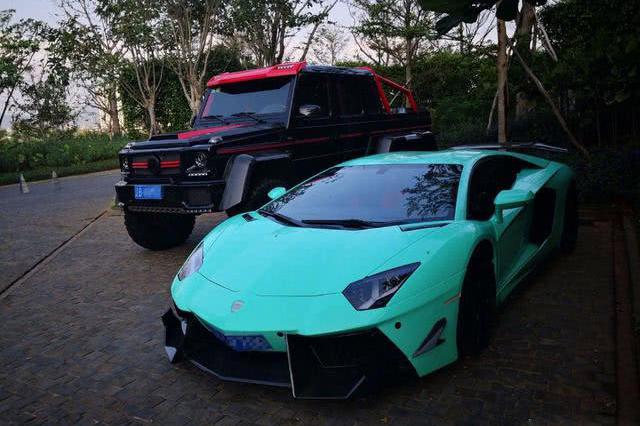 6轮“最贵皮卡”与“骚蓝大牛”同框，车迷：一辈子见一次足矣！