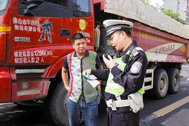 交警的:2018年7月起全面禁止不合格货车通行