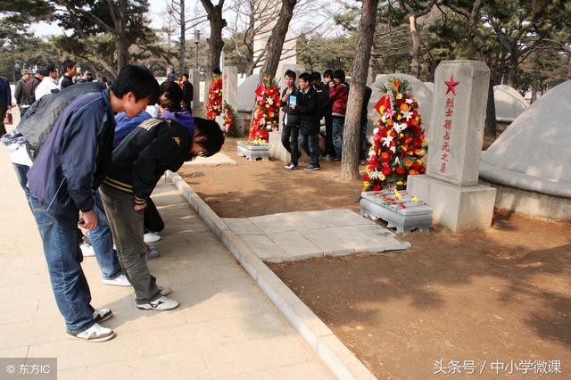 2018年高考作文题押题预测:英雄不容诋毁,脊梁