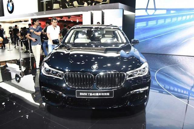堪称西装暴徒，宝马7系运动操控出色，可惜内饰及豪华感差了些