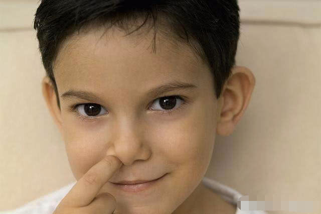 2,经常用手挖鼻孔有的孩子会经常用手挖鼻孔,虽然家长们总是会阻止