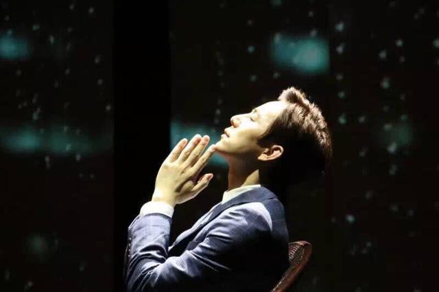 因一条微博引骂声一片的何炅,网友:娱乐至死,毫