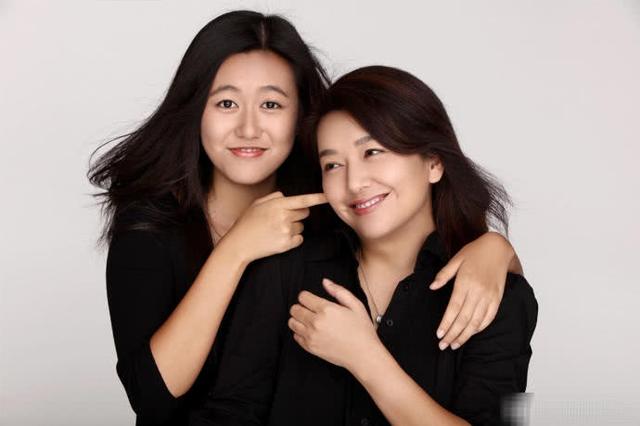 54岁高曙光近照,两任妻子颜值差距有点大,前妻独自带