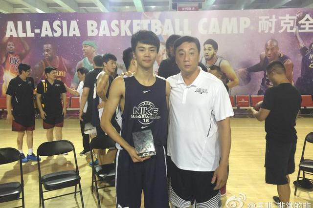 17岁小将入围首钢男篮夏季联赛名单,技术全面