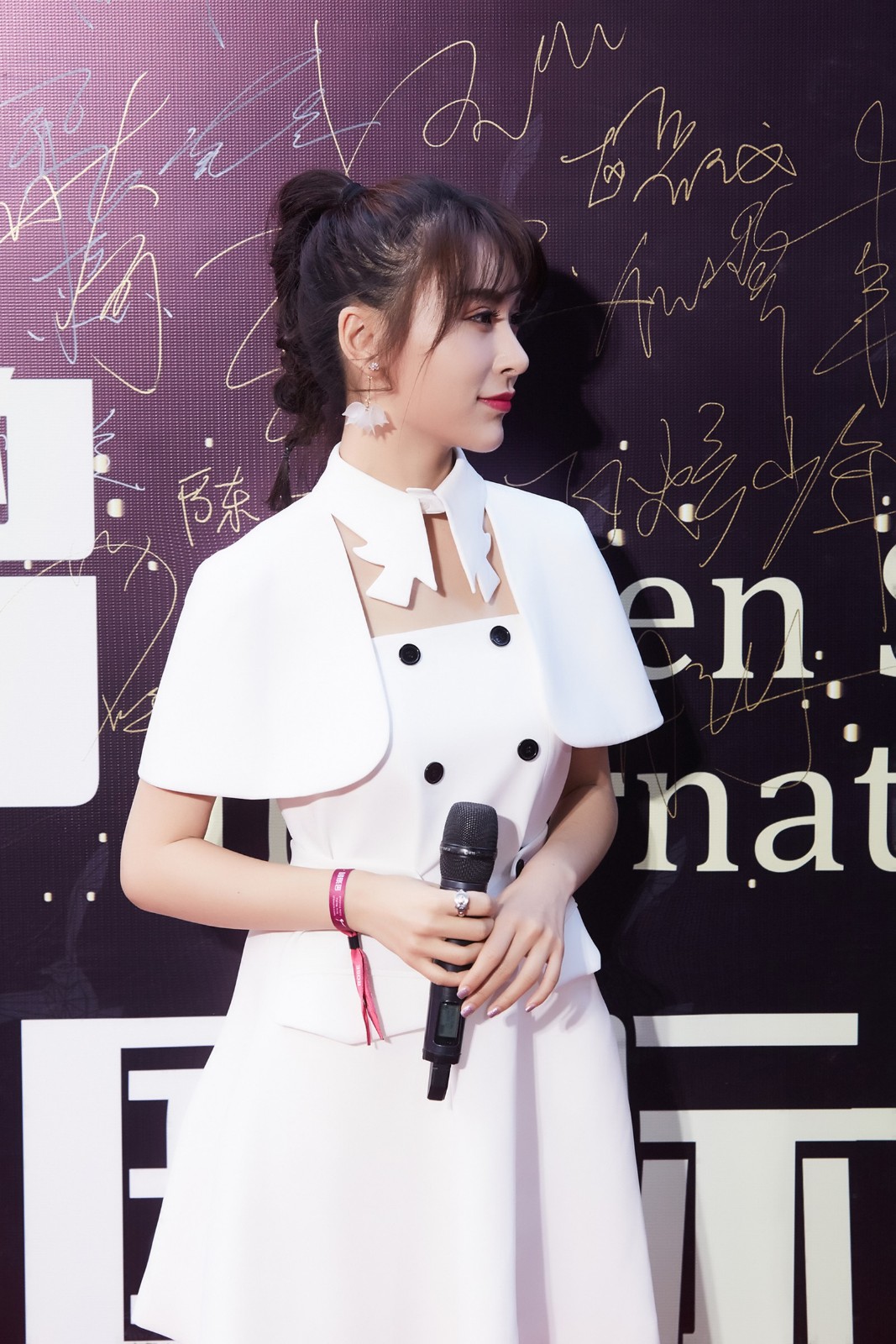 邵星颖少女风亮相盛典 复古斗篷迷你裙吸睛