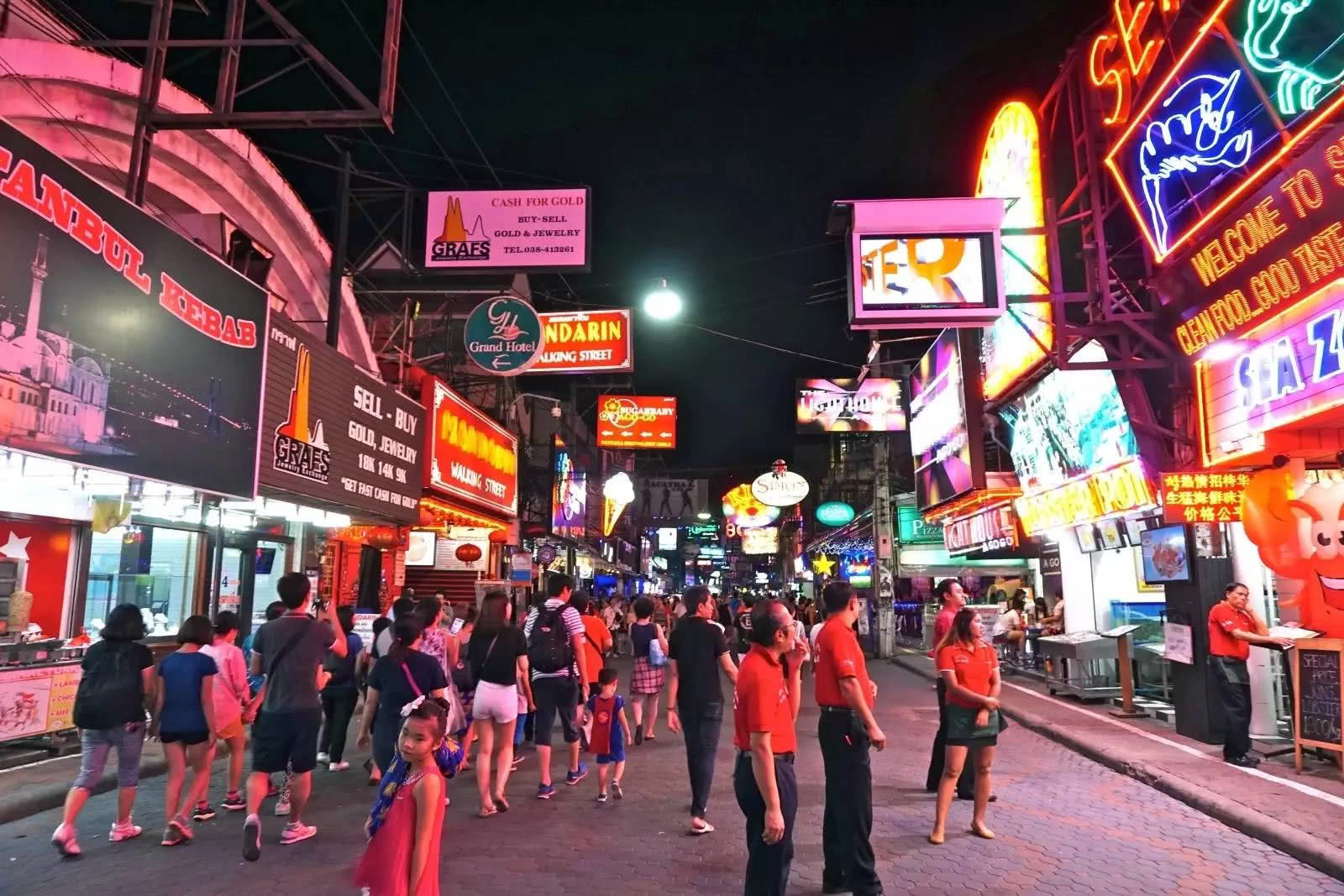 镜头下:曼谷的酒吧一条街,一到夜晚热闹非凡