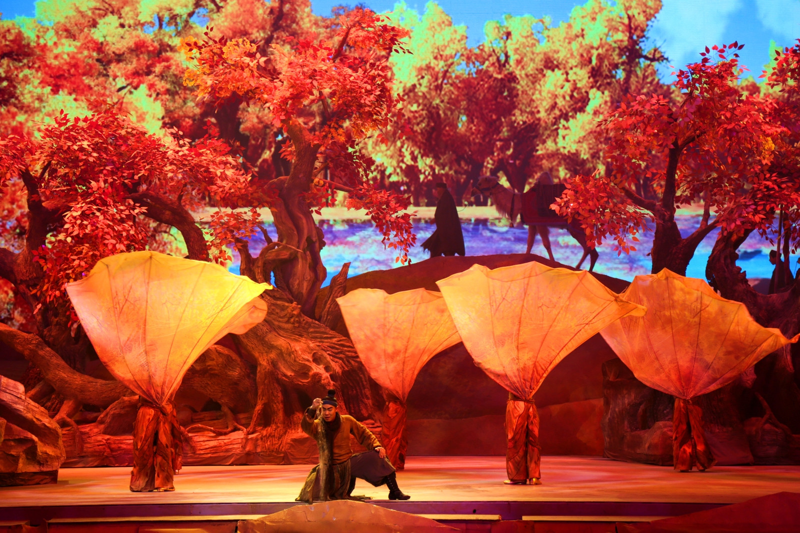 《驼铃传奇》秀:再现丝绸之路的艰辛与辉煌