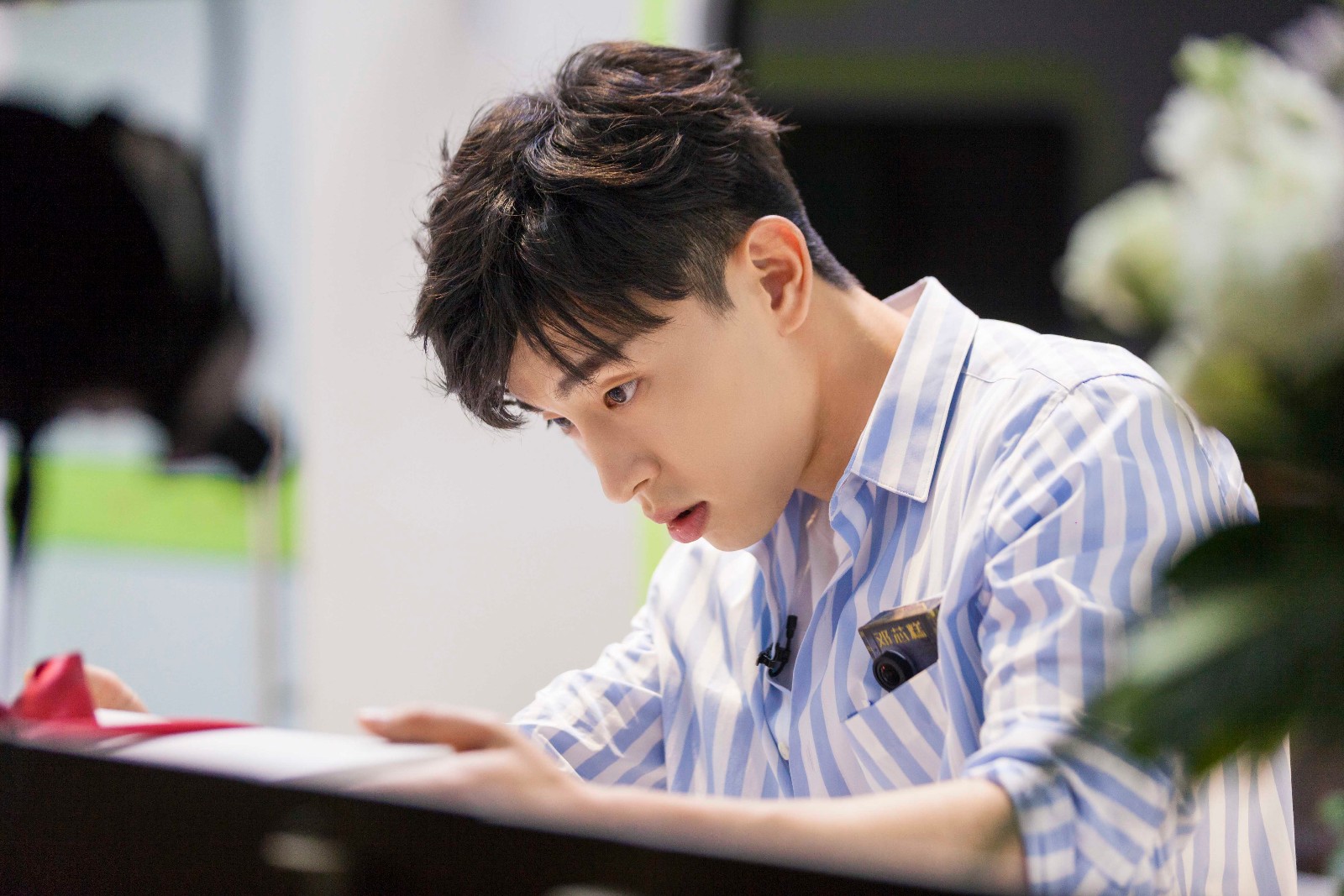 《我是大侦探》悬疑案情吓坏邓伦 紧抱吴磊神