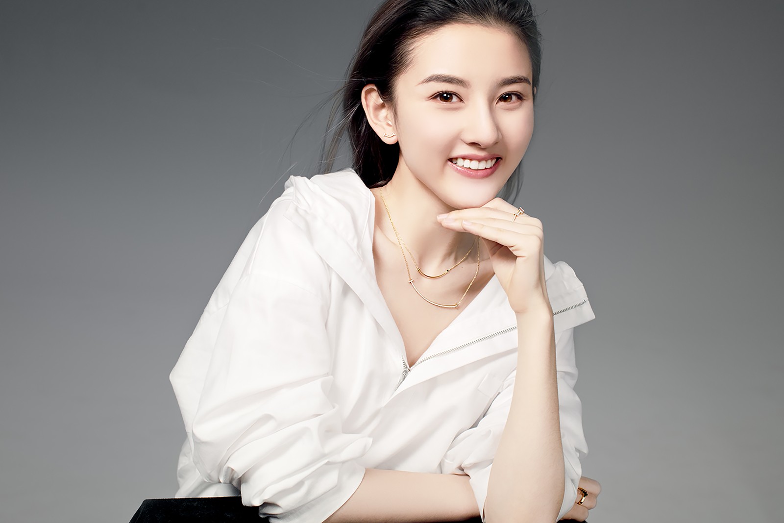 宋祖儿最新珠宝大片曝光 少女灿烂微笑成时尚