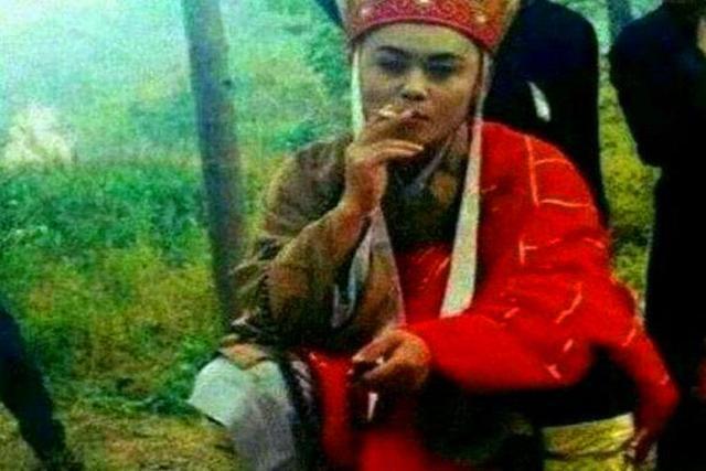 片场抽烟的四位明星, 胡歌边抽烟边玩手机, 最后