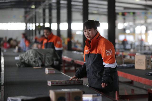 为何快递员月入上万也要辞职?快递员:一天送5