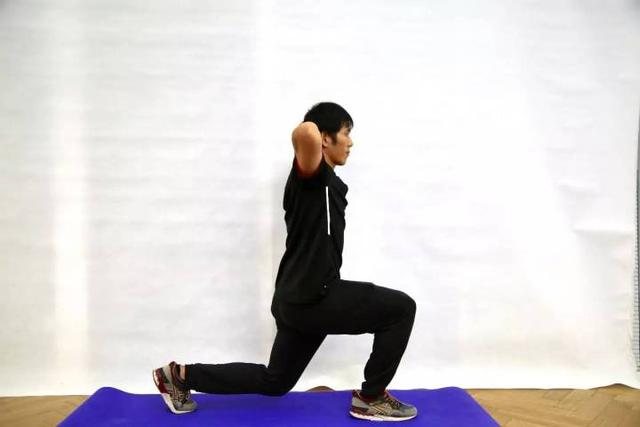 弓箭步是最好的力量训练基础，标准的弓箭步如何做?