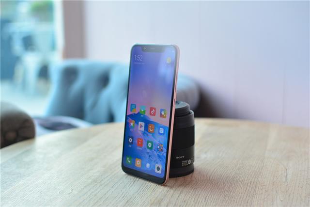 小米8亮蓝色标准版首发上手, 还是很漂亮的