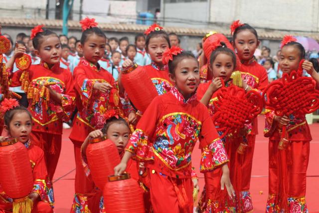 离石区城东小学六一侧记