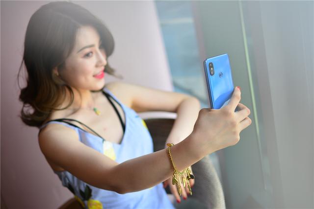 小米8刘海屏设计,雷军:实属无奈!DXO测评砍下