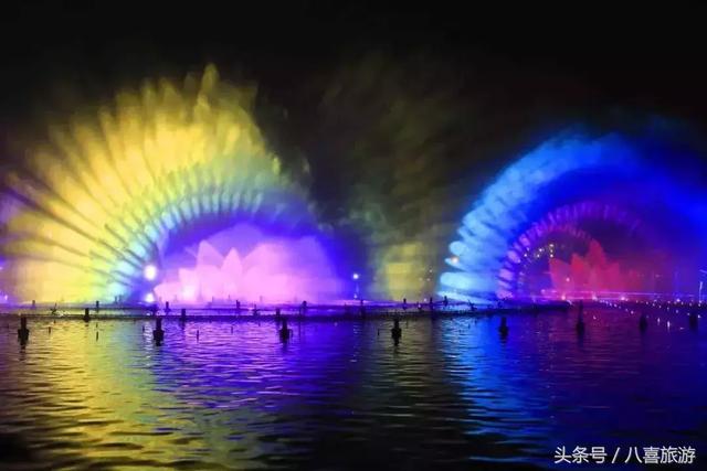 济南大明湖   历经五个月的施工和调试,   济南大明湖灯光秀震撼